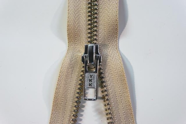 YKK nicht teilbarer Reißverschluss Metall beige