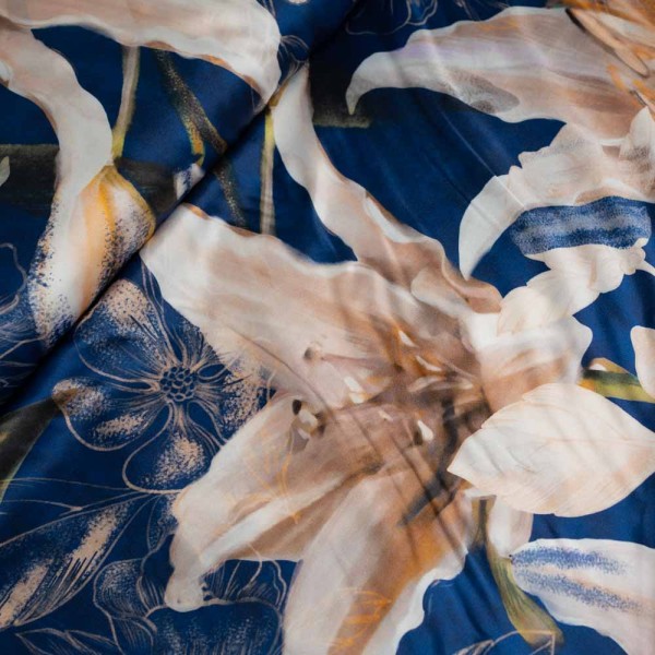 Italienische Seide Stretch große Lilien indigoblau