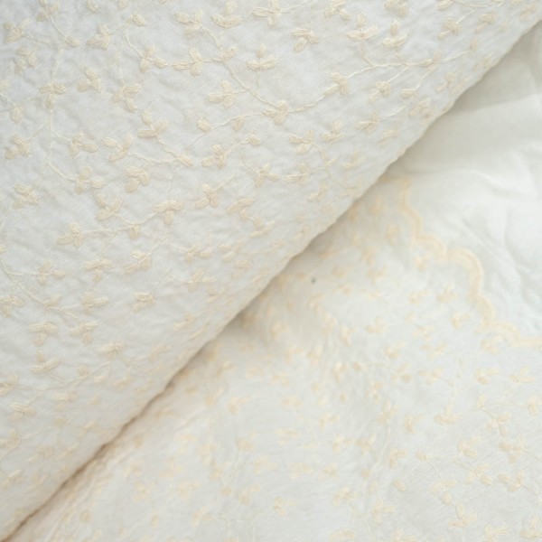 Batist Blumen Stickerei Bogenkante ecru